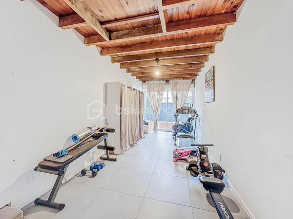 RETOUR À LA VENTE, SUITE À REFUS DE PRÊT

Située dans un environnement calme et résidentiel, venez découvrir cette villa T5 d’environ 110 m², mitoyenne d’un côté, sur une parcelle de 335 m².

Elle se compose d’une belle pièce de vie lumineuse avec grande hauteur sous plafond, poutres apparentes et cheminée, d’une cuisine moderne aménagée et équipée avec îlot central.

Vous trouverez une suite parentale avec une salle d'eau avec douche à l'italienne, une chambre, une mezzanine pouvant servir de troisième chambre ou espace bureau, une grande salle d'eau avec douche à l'italienne, un WC indépendant. 

La villa dispose d’une salle de sport pouvant être modifiée en chambre supplémentaire.

L'ensemble de la villa est entièrement climatisé. 

À l’extérieur, vous profiterez d’un jardin aménagé, d’une grande terrasse en bois, d’un barbecue, d’une piscine semi enterrée et d’un abri jardin.

Possibilité de stationner un véhicule sur la parcelle, avec également des places de stationnement disponibles dans le lotissement.

La villa est vendue entièrement meublée avec son mobilier de qualité de la marque Cocktail Scandinave.

✔ Calme
✔ Lumineuse
✔ Piscine
✔ Entièrement rénovée
✔ Jardin facile d’entretien

Bien rare sur le secteur – à visiter rapidement.