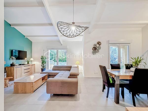 RETOUR À LA VENTE, SUITE À REFUS DE PRÊT

Située dans un environnement calme et résidentiel, venez découvrir cette villa T5 d’environ 110 m², mitoyenne d’un côté, sur une parcelle de 335 m².

Elle se compose d’une belle pièce de vie lumineuse avec grande hauteur sous plafond, poutres apparentes et cheminée, d’une cuisine moderne aménagée et équipée avec îlot central.

Vous trouverez une suite parentale avec une salle d'eau avec douche à l'italienne, une chambre, une mezzanine pouvant servir de troisième chambre ou espace bureau, une grande salle d'eau avec douche à l'italienne, un WC indépendant. 

La villa dispose d’une salle de sport pouvant être modifiée en chambre supplémentaire.

L'ensemble de la villa est entièrement climatisé. 

À l’extérieur, vous profiterez d’un jardin aménagé, d’une grande terrasse en bois, d’un barbecue, d’une piscine semi enterrée et d’un abri jardin.

Possibilité de stationner un véhicule sur la parcelle, avec également des places de stationnement disponibles dans le lotissement.

La villa est vendue entièrement meublée avec son mobilier de qualité de la marque Cocktail Scandinave.

✔ Calme
✔ Lumineuse
✔ Piscine
✔ Entièrement rénovée
✔ Jardin facile d’entretien

Bien rare sur le secteur – à visiter rapidement.
