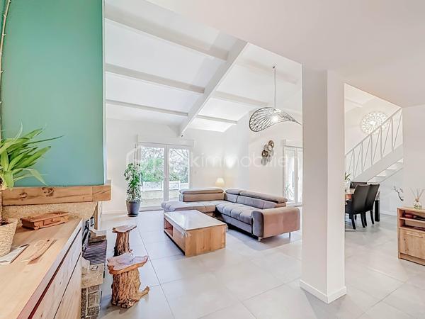 RETOUR À LA VENTE, SUITE À REFUS DE PRÊT

Située dans un environnement calme et résidentiel, venez découvrir cette villa T5 d’environ 110 m², mitoyenne d’un côté, sur une parcelle de 335 m².

Elle se compose d’une belle pièce de vie lumineuse avec grande hauteur sous plafond, poutres apparentes et cheminée, d’une cuisine moderne aménagée et équipée avec îlot central.

Vous trouverez une suite parentale avec une salle d'eau avec douche à l'italienne, une chambre, une mezzanine pouvant servir de troisième chambre ou espace bureau, une grande salle d'eau avec douche à l'italienne, un WC indépendant. 

La villa dispose d’une salle de sport pouvant être modifiée en chambre supplémentaire.

L'ensemble de la villa est entièrement climatisé. 

À l’extérieur, vous profiterez d’un jardin aménagé, d’une grande terrasse en bois, d’un barbecue, d’une piscine semi enterrée et d’un abri jardin.

Possibilité de stationner un véhicule sur la parcelle, avec également des places de stationnement disponibles dans le lotissement.

La villa est vendue entièrement meublée avec son mobilier de qualité de la marque Cocktail Scandinave.

✔ Calme
✔ Lumineuse
✔ Piscine
✔ Entièrement rénovée
✔ Jardin facile d’entretien

Bien rare sur le secteur – à visiter rapidement.