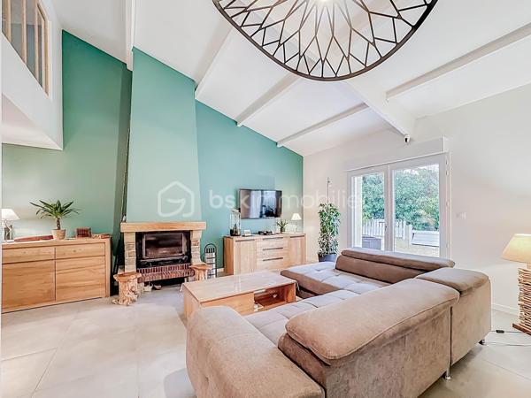 RETOUR À LA VENTE, SUITE À REFUS DE PRÊT

Située dans un environnement calme et résidentiel, venez découvrir cette villa T5 d’environ 110 m², mitoyenne d’un côté, sur une parcelle de 335 m².

Elle se compose d’une belle pièce de vie lumineuse avec grande hauteur sous plafond, poutres apparentes et cheminée, d’une cuisine moderne aménagée et équipée avec îlot central.

Vous trouverez une suite parentale avec une salle d'eau avec douche à l'italienne, une chambre, une mezzanine pouvant servir de troisième chambre ou espace bureau, une grande salle d'eau avec douche à l'italienne, un WC indépendant. 

La villa dispose d’une salle de sport pouvant être modifiée en chambre supplémentaire.

L'ensemble de la villa est entièrement climatisé. 

À l’extérieur, vous profiterez d’un jardin aménagé, d’une grande terrasse en bois, d’un barbecue, d’une piscine semi enterrée et d’un abri jardin.

Possibilité de stationner un véhicule sur la parcelle, avec également des places de stationnement disponibles dans le lotissement.

La villa est vendue entièrement meublée avec son mobilier de qualité de la marque Cocktail Scandinave.

✔ Calme
✔ Lumineuse
✔ Piscine
✔ Entièrement rénovée
✔ Jardin facile d’entretien

Bien rare sur le secteur – à visiter rapidement.