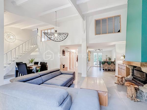 RETOUR À LA VENTE, SUITE À REFUS DE PRÊT

Située dans un environnement calme et résidentiel, venez découvrir cette villa T5 d’environ 110 m², mitoyenne d’un côté, sur une parcelle de 335 m².

Elle se compose d’une belle pièce de vie lumineuse avec grande hauteur sous plafond, poutres apparentes et cheminée, d’une cuisine moderne aménagée et équipée avec îlot central.

Vous trouverez une suite parentale avec une salle d'eau avec douche à l'italienne, une chambre, une mezzanine pouvant servir de troisième chambre ou espace bureau, une grande salle d'eau avec douche à l'italienne, un WC indépendant. 

La villa dispose d’une salle de sport pouvant être modifiée en chambre supplémentaire.

L'ensemble de la villa est entièrement climatisé. 

À l’extérieur, vous profiterez d’un jardin aménagé, d’une grande terrasse en bois, d’un barbecue, d’une piscine semi enterrée et d’un abri jardin.

Possibilité de stationner un véhicule sur la parcelle, avec également des places de stationnement disponibles dans le lotissement.

La villa est vendue entièrement meublée avec son mobilier de qualité de la marque Cocktail Scandinave.

✔ Calme
✔ Lumineuse
✔ Piscine
✔ Entièrement rénovée
✔ Jardin facile d’entretien

Bien rare sur le secteur – à visiter rapidement.