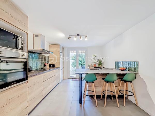 RETOUR À LA VENTE, SUITE À REFUS DE PRÊT

Située dans un environnement calme et résidentiel, venez découvrir cette villa T5 d’environ 110 m², mitoyenne d’un côté, sur une parcelle de 335 m².

Elle se compose d’une belle pièce de vie lumineuse avec grande hauteur sous plafond, poutres apparentes et cheminée, d’une cuisine moderne aménagée et équipée avec îlot central.

Vous trouverez une suite parentale avec une salle d'eau avec douche à l'italienne, une chambre, une mezzanine pouvant servir de troisième chambre ou espace bureau, une grande salle d'eau avec douche à l'italienne, un WC indépendant. 

La villa dispose d’une salle de sport pouvant être modifiée en chambre supplémentaire.

L'ensemble de la villa est entièrement climatisé. 

À l’extérieur, vous profiterez d’un jardin aménagé, d’une grande terrasse en bois, d’un barbecue, d’une piscine semi enterrée et d’un abri jardin.

Possibilité de stationner un véhicule sur la parcelle, avec également des places de stationnement disponibles dans le lotissement.

La villa est vendue entièrement meublée avec son mobilier de qualité de la marque Cocktail Scandinave.

✔ Calme
✔ Lumineuse
✔ Piscine
✔ Entièrement rénovée
✔ Jardin facile d’entretien

Bien rare sur le secteur – à visiter rapidement.