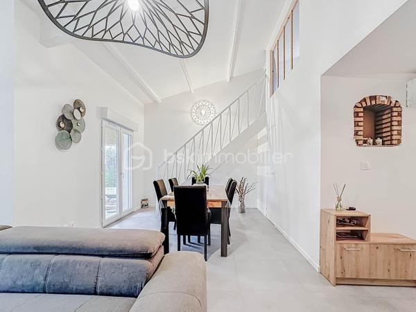 RETOUR À LA VENTE, SUITE À REFUS DE PRÊT

Située dans un environnement calme et résidentiel, venez découvrir cette villa T5 d’environ 110 m², mitoyenne d’un côté, sur une parcelle de 335 m².

Elle se compose d’une belle pièce de vie lumineuse avec grande hauteur sous plafond, poutres apparentes et cheminée, d’une cuisine moderne aménagée et équipée avec îlot central.

Vous trouverez une suite parentale avec une salle d'eau avec douche à l'italienne, une chambre, une mezzanine pouvant servir de troisième chambre ou espace bureau, une grande salle d'eau avec douche à l'italienne, un WC indépendant. 

La villa dispose d’une salle de sport pouvant être modifiée en chambre supplémentaire.

L'ensemble de la villa est entièrement climatisé. 

À l’extérieur, vous profiterez d’un jardin aménagé, d’une grande terrasse en bois, d’un barbecue, d’une piscine semi enterrée et d’un abri jardin.

Possibilité de stationner un véhicule sur la parcelle, avec également des places de stationnement disponibles dans le lotissement.

La villa est vendue entièrement meublée avec son mobilier de qualité de la marque Cocktail Scandinave.

✔ Calme
✔ Lumineuse
✔ Piscine
✔ Entièrement rénovée
✔ Jardin facile d’entretien

Bien rare sur le secteur – à visiter rapidement.