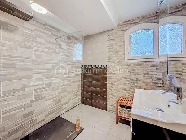 RETOUR À LA VENTE, SUITE À REFUS DE PRÊT

Située dans un environnement calme et résidentiel, venez découvrir cette villa T5 d’environ 110 m², mitoyenne d’un côté, sur une parcelle de 335 m².

Elle se compose d’une belle pièce de vie lumineuse avec grande hauteur sous plafond, poutres apparentes et cheminée, d’une cuisine moderne aménagée et équipée avec îlot central.

Vous trouverez une suite parentale avec une salle d'eau avec douche à l'italienne, une chambre, une mezzanine pouvant servir de troisième chambre ou espace bureau, une grande salle d'eau avec douche à l'italienne, un WC indépendant. 

La villa dispose d’une salle de sport pouvant être modifiée en chambre supplémentaire.

L'ensemble de la villa est entièrement climatisé. 

À l’extérieur, vous profiterez d’un jardin aménagé, d’une grande terrasse en bois, d’un barbecue, d’une piscine semi enterrée et d’un abri jardin.

Possibilité de stationner un véhicule sur la parcelle, avec également des places de stationnement disponibles dans le lotissement.

La villa est vendue entièrement meublée avec son mobilier de qualité de la marque Cocktail Scandinave.

✔ Calme
✔ Lumineuse
✔ Piscine
✔ Entièrement rénovée
✔ Jardin facile d’entretien

Bien rare sur le secteur – à visiter rapidement.
