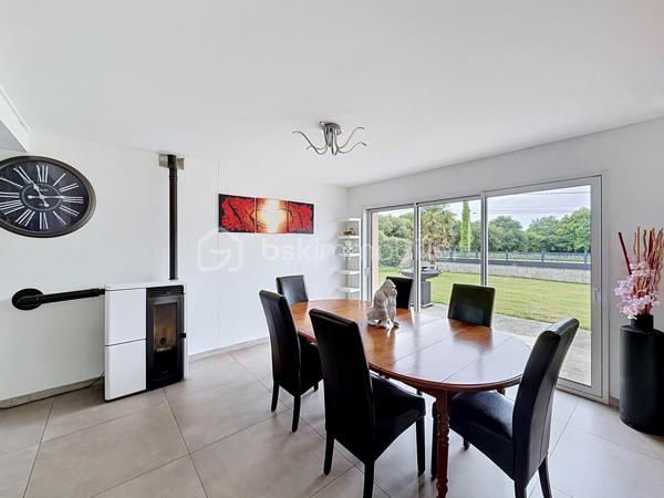 Située à GUICLAN, à seulement 3 minutes du Lidl et du Mc Donald's de Landivisiau, découvrez cette belle maison familiale de 118,92 m² offrant confort, fonctionnalité et qualité de vie dans un environnement agréable et pratique au quotidien.

Édifiée sur un terrain d’environ 975 m², cette maison séduit dès l’entrée par sa grande pièce de vie lumineuse et conviviale avec cuisine ouverte sur le salon et la salle à manger, agrémentée d’un poêle à granulés apportant chaleur et confort.

La maison offre une véritable vie de plain-pied ainsi que 4 chambres, permettant d’accueillir confortablement une famille ou de créer un espace bureau/télétravail selon vos besoins.

À l’extérieur, vous profiterez d’un bel environnement aménagé avec :

* une piscine,
* une pergola couverte idéale pour les beaux jours,
* un grand garage attenant,
* un abri de jardin,
* une allée bitumée,
* un portail motorisé ainsi qu’une porte de garage électrique
* une buanderie

Les propriétaires ont récemment remis l’intérieur au goût du jour avec des murs et finitions sobres et lumineux, maisons sans travaux: venez simplement avec vos valises.

Situation idéale :

* à moins de 5 minutes de Landivisiau,
* proche des commodités,
* transports scolaires accessibles à pied,
* environnement pratique et recherché.

DPE : C

Une maison fonctionnelle, entretenue et prête à accueillir ses futurs propriétaires.

À découvrir rapidement.