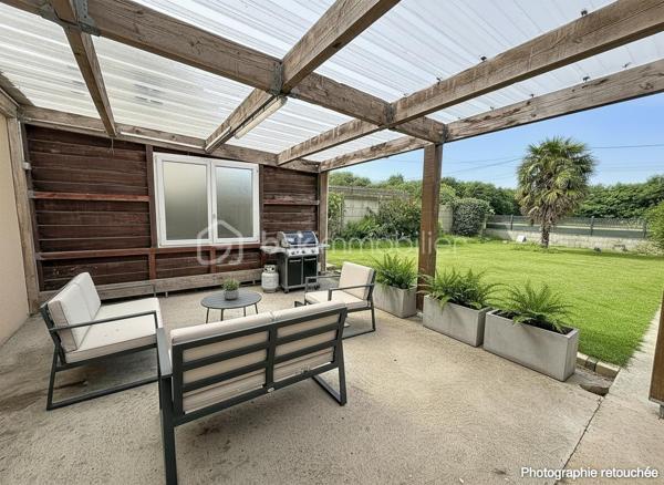 Située à GUICLAN, à seulement 3 minutes du Lidl et du Mc Donald's de Landivisiau, découvrez cette belle maison familiale de 118,92 m² offrant confort, fonctionnalité et qualité de vie dans un environnement agréable et pratique au quotidien.

Édifiée sur un terrain d’environ 975 m², cette maison séduit dès l’entrée par sa grande pièce de vie lumineuse et conviviale avec cuisine ouverte sur le salon et la salle à manger, agrémentée d’un poêle à granulés apportant chaleur et confort.

La maison offre une véritable vie de plain-pied ainsi que 4 chambres, permettant d’accueillir confortablement une famille ou de créer un espace bureau/télétravail selon vos besoins.

À l’extérieur, vous profiterez d’un bel environnement aménagé avec :

* une piscine,
* une pergola couverte idéale pour les beaux jours,
* un grand garage attenant,
* un abri de jardin,
* une allée bitumée,
* un portail motorisé ainsi qu’une porte de garage électrique
* une buanderie

Les propriétaires ont récemment remis l’intérieur au goût du jour avec des murs et finitions sobres et lumineux, maisons sans travaux: venez simplement avec vos valises.

Situation idéale :

* à moins de 5 minutes de Landivisiau,
* proche des commodités,
* transports scolaires accessibles à pied,
* environnement pratique et recherché.

DPE : C

Une maison fonctionnelle, entretenue et prête à accueillir ses futurs propriétaires.

À découvrir rapidement.
