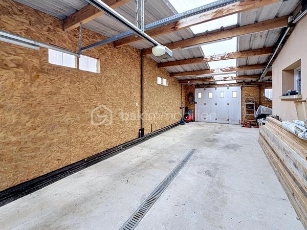 Située à GUICLAN, à seulement 3 minutes du Lidl et du Mc Donald's de Landivisiau, découvrez cette belle maison familiale de 118,92 m² offrant confort, fonctionnalité et qualité de vie dans un environnement agréable et pratique au quotidien.

Édifiée sur un terrain d’environ 975 m², cette maison séduit dès l’entrée par sa grande pièce de vie lumineuse et conviviale avec cuisine ouverte sur le salon et la salle à manger, agrémentée d’un poêle à granulés apportant chaleur et confort.

La maison offre une véritable vie de plain-pied ainsi que 4 chambres, permettant d’accueillir confortablement une famille ou de créer un espace bureau/télétravail selon vos besoins.

À l’extérieur, vous profiterez d’un bel environnement aménagé avec :

* une piscine,
* une pergola couverte idéale pour les beaux jours,
* un grand garage attenant,
* un abri de jardin,
* une allée bitumée,
* un portail motorisé ainsi qu’une porte de garage électrique
* une buanderie

Les propriétaires ont récemment remis l’intérieur au goût du jour avec des murs et finitions sobres et lumineux, maisons sans travaux: venez simplement avec vos valises.

Situation idéale :

* à moins de 5 minutes de Landivisiau,
* proche des commodités,
* transports scolaires accessibles à pied,
* environnement pratique et recherché.

DPE : C

Une maison fonctionnelle, entretenue et prête à accueillir ses futurs propriétaires.

À découvrir rapidement.