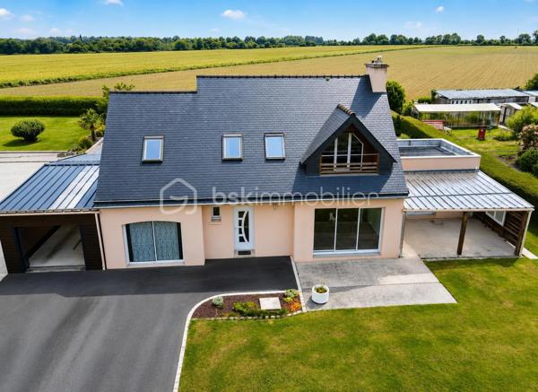 Située à GUICLAN, à seulement 3 minutes du Lidl et du Mc Donald's de Landivisiau, découvrez cette belle maison familiale de 118,92 m² offrant confort, fonctionnalité et qualité de vie dans un environnement agréable et pratique au quotidien.

Édifiée sur un terrain d’environ 975 m², cette maison séduit dès l’entrée par sa grande pièce de vie lumineuse et conviviale avec cuisine ouverte sur le salon et la salle à manger, agrémentée d’un poêle à granulés apportant chaleur et confort.

La maison offre une véritable vie de plain-pied ainsi que 4 chambres, permettant d’accueillir confortablement une famille ou de créer un espace bureau/télétravail selon vos besoins.

À l’extérieur, vous profiterez d’un bel environnement aménagé avec :

* une piscine,
* une pergola couverte idéale pour les beaux jours,
* un grand garage attenant,
* un abri de jardin,
* une allée bitumée,
* un portail motorisé ainsi qu’une porte de garage électrique
* une buanderie

Les propriétaires ont récemment remis l’intérieur au goût du jour avec des murs et finitions sobres et lumineux, maisons sans travaux: venez simplement avec vos valises.

Situation idéale :

* à moins de 5 minutes de Landivisiau,
* proche des commodités,
* transports scolaires accessibles à pied,
* environnement pratique et recherché.

DPE : C

Une maison fonctionnelle, entretenue et prête à accueillir ses futurs propriétaires.

À découvrir rapidement.