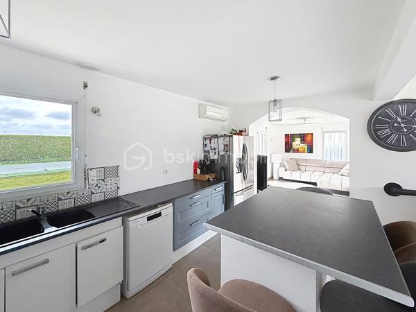 Située à GUICLAN, à seulement 3 minutes du Lidl et du Mc Donald's de Landivisiau, découvrez cette belle maison familiale de 118,92 m² offrant confort, fonctionnalité et qualité de vie dans un environnement agréable et pratique au quotidien.

Édifiée sur un terrain d’environ 975 m², cette maison séduit dès l’entrée par sa grande pièce de vie lumineuse et conviviale avec cuisine ouverte sur le salon et la salle à manger, agrémentée d’un poêle à granulés apportant chaleur et confort.

La maison offre une véritable vie de plain-pied ainsi que 4 chambres, permettant d’accueillir confortablement une famille ou de créer un espace bureau/télétravail selon vos besoins.

À l’extérieur, vous profiterez d’un bel environnement aménagé avec :

* une piscine,
* une pergola couverte idéale pour les beaux jours,
* un grand garage attenant,
* un abri de jardin,
* une allée bitumée,
* un portail motorisé ainsi qu’une porte de garage électrique
* une buanderie

Les propriétaires ont récemment remis l’intérieur au goût du jour avec des murs et finitions sobres et lumineux, maisons sans travaux: venez simplement avec vos valises.

Situation idéale :

* à moins de 5 minutes de Landivisiau,
* proche des commodités,
* transports scolaires accessibles à pied,
* environnement pratique et recherché.

DPE : C

Une maison fonctionnelle, entretenue et prête à accueillir ses futurs propriétaires.

À découvrir rapidement.