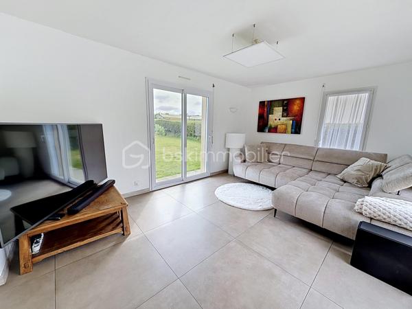 Située à GUICLAN, à seulement 3 minutes du Lidl et du Mc Donald's de Landivisiau, découvrez cette belle maison familiale de 118,92 m² offrant confort, fonctionnalité et qualité de vie dans un environnement agréable et pratique au quotidien.

Édifiée sur un terrain d’environ 975 m², cette maison séduit dès l’entrée par sa grande pièce de vie lumineuse et conviviale avec cuisine ouverte sur le salon et la salle à manger, agrémentée d’un poêle à granulés apportant chaleur et confort.

La maison offre une véritable vie de plain-pied ainsi que 4 chambres, permettant d’accueillir confortablement une famille ou de créer un espace bureau/télétravail selon vos besoins.

À l’extérieur, vous profiterez d’un bel environnement aménagé avec :

* une piscine,
* une pergola couverte idéale pour les beaux jours,
* un grand garage attenant,
* un abri de jardin,
* une allée bitumée,
* un portail motorisé ainsi qu’une porte de garage électrique
* une buanderie

Les propriétaires ont récemment remis l’intérieur au goût du jour avec des murs et finitions sobres et lumineux, maisons sans travaux: venez simplement avec vos valises.

Situation idéale :

* à moins de 5 minutes de Landivisiau,
* proche des commodités,
* transports scolaires accessibles à pied,
* environnement pratique et recherché.

DPE : C

Une maison fonctionnelle, entretenue et prête à accueillir ses futurs propriétaires.

À découvrir rapidement.