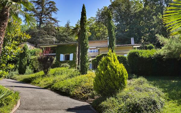 SAINT-DIDIER-AU-MONT-D'OR - BELLE MAISON FAMILIALE ENTIÈREMENT CLIMATISÉE AVEC VUE ET PARC ARBORÉ