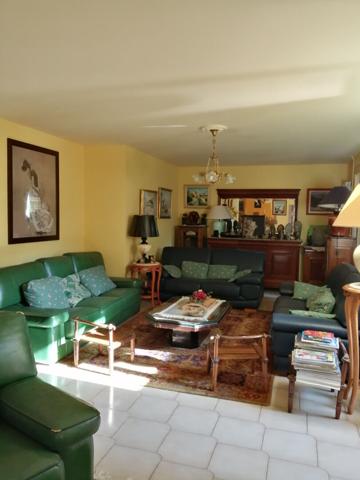 PESSAC- MONTEIL. Maison traditionnelle  a etage - 5 chambres -  Jardin - Grands garages