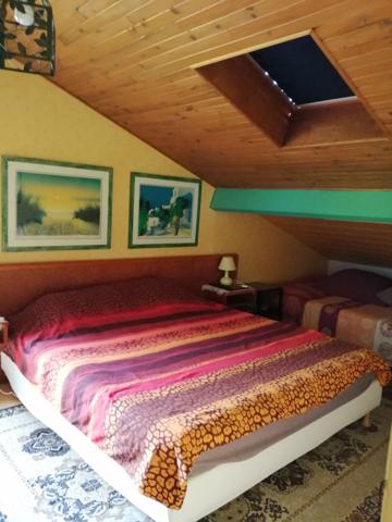 PESSAC- MONTEIL. Maison traditionnelle  a etage - 5 chambres -  Jardin - Grands garages