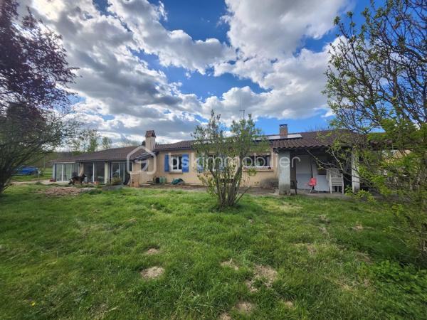 Nadège vous propose à la vente une maison de campagne
baignée de lumière, où chaque matin se lève sur un jardin de
3300 m² à votre entière disposition. Cette propriété, construite
en 1976, vous offre un cadre de vie authentique et paisible, loin
de l’agitation urbaine. Avec ses 127,83 m² de surface habitable,
elle est idéale pour les familles ou ceux qui rêvent d’un espace
généreux et fonctionnel.
Dès l’entrée, vous serez séduit par l’espace ouvert et lumineux
du séjour de 58 m², parfait pour recevoir vos proches ou créer
un coin détente cosy. Les 6 pièces de la maison, dont 4
chambres et 1 bureau, vous promettent un confort optimal pour
une vie quotidienne sereine. La cuisine américaine aménagée
invite à partager des moments culinaires en famille ou entre
amis, tandis que les 2 salles d'eau offrent une intimité
bienvenue.
Les atouts d’une maison à rénover
Cette maison, actuellement libre de toute occupation, est une
toile blanche prête à être transformée selon vos envies. Son
plain-pied la rend accessible à tous, y compris aux personnes à
mobilité réduite, conformément aux normes PMR. Avec ses 2,20
m de hauteur sous plafond, elle offre une impression d’espace
et de grandeur.
Le terrain de 3300 m², entièrement clos, est un véritable havre
de paix. Imaginez des soirées d’été sous les étoiles, des
barbecues entre amis ou simplement un moment de tranquillité
au milieu de la nature. La vue sur la campagne et l’exposition
traversante garantissent une luminosité naturelle tout au long
de la journée.
Côté pratique, la maison dispose d’un garage intérieur pour une
voiture et de plusieurs places de stationnement extérieures. Un
cellier spacieuse vous offre un espace de stockage
supplémentaire, idéal pour ranger vos outils ou vos souvenirs de
voyage.
Que vous souhaitiez en faire votre résidence principale, une
résidence secondaire, cette maison est une pépite à saisir. Son
état intérieur à rénover est une opportunité unique de
personnaliser chaque recoin selon vos goûts et vos besoins.
Un cadre de vie idyllique : entre campagne et tranquillité,
Un espace généreux : 127,83 m² de surface habitable, un séjour/cuisine de 58 m2,
Une cuisine américaine aménagée : pratique et conviviale,
Un accès PMR : une maison accessible à tous.
Proche de la commune de Castelnaud d'Estretefonds en moins
de 10 minutes, vous trouverez plusieurs commerces
(boulangerie, épicerie, primeur).
PRIX 233 200€ FAI charge vendeur
DPE D
GES C
