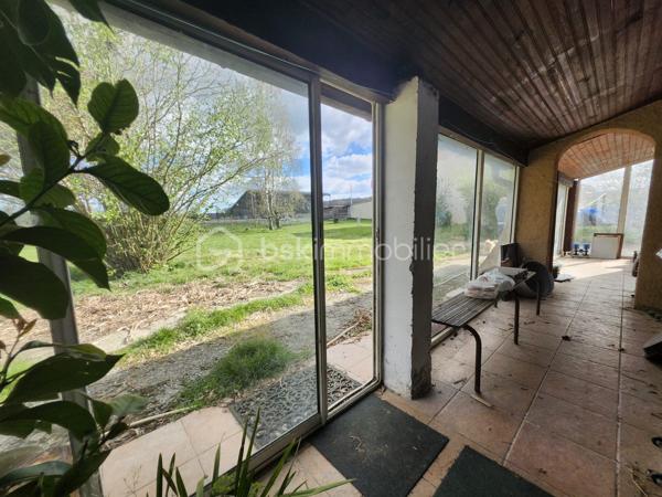 Nadège vous propose à la vente une maison de campagne
baignée de lumière, où chaque matin se lève sur un jardin de
3300 m² à votre entière disposition. Cette propriété, construite
en 1976, vous offre un cadre de vie authentique et paisible, loin
de l’agitation urbaine. Avec ses 127,83 m² de surface habitable,
elle est idéale pour les familles ou ceux qui rêvent d’un espace
généreux et fonctionnel.
Dès l’entrée, vous serez séduit par l’espace ouvert et lumineux
du séjour de 58 m², parfait pour recevoir vos proches ou créer
un coin détente cosy. Les 6 pièces de la maison, dont 4
chambres et 1 bureau, vous promettent un confort optimal pour
une vie quotidienne sereine. La cuisine américaine aménagée
invite à partager des moments culinaires en famille ou entre
amis, tandis que les 2 salles d'eau offrent une intimité
bienvenue.
Les atouts d’une maison à rénover
Cette maison, actuellement libre de toute occupation, est une
toile blanche prête à être transformée selon vos envies. Son
plain-pied la rend accessible à tous, y compris aux personnes à
mobilité réduite, conformément aux normes PMR. Avec ses 2,20
m de hauteur sous plafond, elle offre une impression d’espace
et de grandeur.
Le terrain de 3300 m², entièrement clos, est un véritable havre
de paix. Imaginez des soirées d’été sous les étoiles, des
barbecues entre amis ou simplement un moment de tranquillité
au milieu de la nature. La vue sur la campagne et l’exposition
traversante garantissent une luminosité naturelle tout au long
de la journée.
Côté pratique, la maison dispose d’un garage intérieur pour une
voiture et de plusieurs places de stationnement extérieures. Un
cellier spacieuse vous offre un espace de stockage
supplémentaire, idéal pour ranger vos outils ou vos souvenirs de
voyage.
Que vous souhaitiez en faire votre résidence principale, une
résidence secondaire, cette maison est une pépite à saisir. Son
état intérieur à rénover est une opportunité unique de
personnaliser chaque recoin selon vos goûts et vos besoins.
Un cadre de vie idyllique : entre campagne et tranquillité,
Un espace généreux : 127,83 m² de surface habitable, un séjour/cuisine de 58 m2,
Une cuisine américaine aménagée : pratique et conviviale,
Un accès PMR : une maison accessible à tous.
Proche de la commune de Castelnaud d'Estretefonds en moins
de 10 minutes, vous trouverez plusieurs commerces
(boulangerie, épicerie, primeur).
PRIX 233 200€ FAI charge vendeur
DPE D
GES C