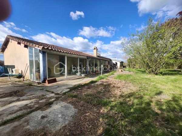 Nadège vous propose à la vente une maison de campagne
baignée de lumière, où chaque matin se lève sur un jardin de
3300 m² à votre entière disposition. Cette propriété, construite
en 1976, vous offre un cadre de vie authentique et paisible, loin
de l’agitation urbaine. Avec ses 127,83 m² de surface habitable,
elle est idéale pour les familles ou ceux qui rêvent d’un espace
généreux et fonctionnel.
Dès l’entrée, vous serez séduit par l’espace ouvert et lumineux
du séjour de 58 m², parfait pour recevoir vos proches ou créer
un coin détente cosy. Les 6 pièces de la maison, dont 4
chambres et 1 bureau, vous promettent un confort optimal pour
une vie quotidienne sereine. La cuisine américaine aménagée
invite à partager des moments culinaires en famille ou entre
amis, tandis que les 2 salles d'eau offrent une intimité
bienvenue.
Les atouts d’une maison à rénover
Cette maison, actuellement libre de toute occupation, est une
toile blanche prête à être transformée selon vos envies. Son
plain-pied la rend accessible à tous, y compris aux personnes à
mobilité réduite, conformément aux normes PMR. Avec ses 2,20
m de hauteur sous plafond, elle offre une impression d’espace
et de grandeur.
Le terrain de 3300 m², entièrement clos, est un véritable havre
de paix. Imaginez des soirées d’été sous les étoiles, des
barbecues entre amis ou simplement un moment de tranquillité
au milieu de la nature. La vue sur la campagne et l’exposition
traversante garantissent une luminosité naturelle tout au long
de la journée.
Côté pratique, la maison dispose d’un garage intérieur pour une
voiture et de plusieurs places de stationnement extérieures. Un
cellier spacieuse vous offre un espace de stockage
supplémentaire, idéal pour ranger vos outils ou vos souvenirs de
voyage.
Que vous souhaitiez en faire votre résidence principale, une
résidence secondaire, cette maison est une pépite à saisir. Son
état intérieur à rénover est une opportunité unique de
personnaliser chaque recoin selon vos goûts et vos besoins.
Un cadre de vie idyllique : entre campagne et tranquillité,
Un espace généreux : 127,83 m² de surface habitable, un séjour/cuisine de 58 m2,
Une cuisine américaine aménagée : pratique et conviviale,
Un accès PMR : une maison accessible à tous.
Proche de la commune de Castelnaud d'Estretefonds en moins
de 10 minutes, vous trouverez plusieurs commerces
(boulangerie, épicerie, primeur).
PRIX 233 200€ FAI charge vendeur
DPE D
GES C