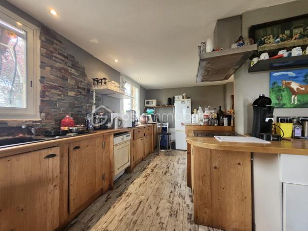 Nadège vous propose à la vente une maison de campagne
baignée de lumière, où chaque matin se lève sur un jardin de
3300 m² à votre entière disposition. Cette propriété, construite
en 1976, vous offre un cadre de vie authentique et paisible, loin
de l’agitation urbaine. Avec ses 127,83 m² de surface habitable,
elle est idéale pour les familles ou ceux qui rêvent d’un espace
généreux et fonctionnel.
Dès l’entrée, vous serez séduit par l’espace ouvert et lumineux
du séjour de 58 m², parfait pour recevoir vos proches ou créer
un coin détente cosy. Les 6 pièces de la maison, dont 4
chambres et 1 bureau, vous promettent un confort optimal pour
une vie quotidienne sereine. La cuisine américaine aménagée
invite à partager des moments culinaires en famille ou entre
amis, tandis que les 2 salles d'eau offrent une intimité
bienvenue.
Les atouts d’une maison à rénover
Cette maison, actuellement libre de toute occupation, est une
toile blanche prête à être transformée selon vos envies. Son
plain-pied la rend accessible à tous, y compris aux personnes à
mobilité réduite, conformément aux normes PMR. Avec ses 2,20
m de hauteur sous plafond, elle offre une impression d’espace
et de grandeur.
Le terrain de 3300 m², entièrement clos, est un véritable havre
de paix. Imaginez des soirées d’été sous les étoiles, des
barbecues entre amis ou simplement un moment de tranquillité
au milieu de la nature. La vue sur la campagne et l’exposition
traversante garantissent une luminosité naturelle tout au long
de la journée.
Côté pratique, la maison dispose d’un garage intérieur pour une
voiture et de plusieurs places de stationnement extérieures. Un
cellier spacieuse vous offre un espace de stockage
supplémentaire, idéal pour ranger vos outils ou vos souvenirs de
voyage.
Que vous souhaitiez en faire votre résidence principale, une
résidence secondaire, cette maison est une pépite à saisir. Son
état intérieur à rénover est une opportunité unique de
personnaliser chaque recoin selon vos goûts et vos besoins.
Un cadre de vie idyllique : entre campagne et tranquillité,
Un espace généreux : 127,83 m² de surface habitable, un séjour/cuisine de 58 m2,
Une cuisine américaine aménagée : pratique et conviviale,
Un accès PMR : une maison accessible à tous.
Proche de la commune de Castelnaud d'Estretefonds en moins
de 10 minutes, vous trouverez plusieurs commerces
(boulangerie, épicerie, primeur).
PRIX 233 200€ FAI charge vendeur
DPE D
GES C