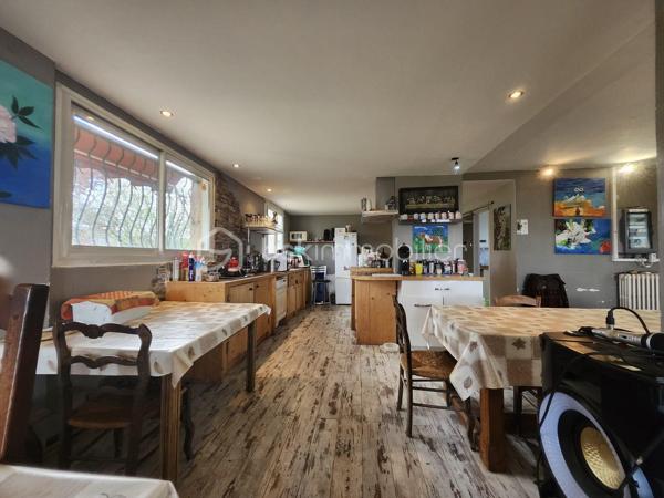 Nadège vous propose à la vente une maison de campagne
baignée de lumière, où chaque matin se lève sur un jardin de
3300 m² à votre entière disposition. Cette propriété, construite
en 1976, vous offre un cadre de vie authentique et paisible, loin
de l’agitation urbaine. Avec ses 127,83 m² de surface habitable,
elle est idéale pour les familles ou ceux qui rêvent d’un espace
généreux et fonctionnel.
Dès l’entrée, vous serez séduit par l’espace ouvert et lumineux
du séjour de 58 m², parfait pour recevoir vos proches ou créer
un coin détente cosy. Les 6 pièces de la maison, dont 4
chambres et 1 bureau, vous promettent un confort optimal pour
une vie quotidienne sereine. La cuisine américaine aménagée
invite à partager des moments culinaires en famille ou entre
amis, tandis que les 2 salles d'eau offrent une intimité
bienvenue.
Les atouts d’une maison à rénover
Cette maison, actuellement libre de toute occupation, est une
toile blanche prête à être transformée selon vos envies. Son
plain-pied la rend accessible à tous, y compris aux personnes à
mobilité réduite, conformément aux normes PMR. Avec ses 2,20
m de hauteur sous plafond, elle offre une impression d’espace
et de grandeur.
Le terrain de 3300 m², entièrement clos, est un véritable havre
de paix. Imaginez des soirées d’été sous les étoiles, des
barbecues entre amis ou simplement un moment de tranquillité
au milieu de la nature. La vue sur la campagne et l’exposition
traversante garantissent une luminosité naturelle tout au long
de la journée.
Côté pratique, la maison dispose d’un garage intérieur pour une
voiture et de plusieurs places de stationnement extérieures. Un
cellier spacieuse vous offre un espace de stockage
supplémentaire, idéal pour ranger vos outils ou vos souvenirs de
voyage.
Que vous souhaitiez en faire votre résidence principale, une
résidence secondaire, cette maison est une pépite à saisir. Son
état intérieur à rénover est une opportunité unique de
personnaliser chaque recoin selon vos goûts et vos besoins.
Un cadre de vie idyllique : entre campagne et tranquillité,
Un espace généreux : 127,83 m² de surface habitable, un séjour/cuisine de 58 m2,
Une cuisine américaine aménagée : pratique et conviviale,
Un accès PMR : une maison accessible à tous.
Proche de la commune de Castelnaud d'Estretefonds en moins
de 10 minutes, vous trouverez plusieurs commerces
(boulangerie, épicerie, primeur).
PRIX 233 200€ FAI charge vendeur
DPE D
GES C