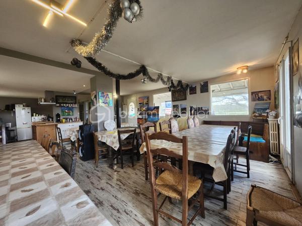 Nadège vous propose à la vente une maison de campagne
baignée de lumière, où chaque matin se lève sur un jardin de
3300 m² à votre entière disposition. Cette propriété, construite
en 1976, vous offre un cadre de vie authentique et paisible, loin
de l’agitation urbaine. Avec ses 127,83 m² de surface habitable,
elle est idéale pour les familles ou ceux qui rêvent d’un espace
généreux et fonctionnel.
Dès l’entrée, vous serez séduit par l’espace ouvert et lumineux
du séjour de 58 m², parfait pour recevoir vos proches ou créer
un coin détente cosy. Les 6 pièces de la maison, dont 4
chambres et 1 bureau, vous promettent un confort optimal pour
une vie quotidienne sereine. La cuisine américaine aménagée
invite à partager des moments culinaires en famille ou entre
amis, tandis que les 2 salles d'eau offrent une intimité
bienvenue.
Les atouts d’une maison à rénover
Cette maison, actuellement libre de toute occupation, est une
toile blanche prête à être transformée selon vos envies. Son
plain-pied la rend accessible à tous, y compris aux personnes à
mobilité réduite, conformément aux normes PMR. Avec ses 2,20
m de hauteur sous plafond, elle offre une impression d’espace
et de grandeur.
Le terrain de 3300 m², entièrement clos, est un véritable havre
de paix. Imaginez des soirées d’été sous les étoiles, des
barbecues entre amis ou simplement un moment de tranquillité
au milieu de la nature. La vue sur la campagne et l’exposition
traversante garantissent une luminosité naturelle tout au long
de la journée.
Côté pratique, la maison dispose d’un garage intérieur pour une
voiture et de plusieurs places de stationnement extérieures. Un
cellier spacieuse vous offre un espace de stockage
supplémentaire, idéal pour ranger vos outils ou vos souvenirs de
voyage.
Que vous souhaitiez en faire votre résidence principale, une
résidence secondaire, cette maison est une pépite à saisir. Son
état intérieur à rénover est une opportunité unique de
personnaliser chaque recoin selon vos goûts et vos besoins.
Un cadre de vie idyllique : entre campagne et tranquillité,
Un espace généreux : 127,83 m² de surface habitable, un séjour/cuisine de 58 m2,
Une cuisine américaine aménagée : pratique et conviviale,
Un accès PMR : une maison accessible à tous.
Proche de la commune de Castelnaud d'Estretefonds en moins
de 10 minutes, vous trouverez plusieurs commerces
(boulangerie, épicerie, primeur).
PRIX 233 200€ FAI charge vendeur
DPE D
GES C