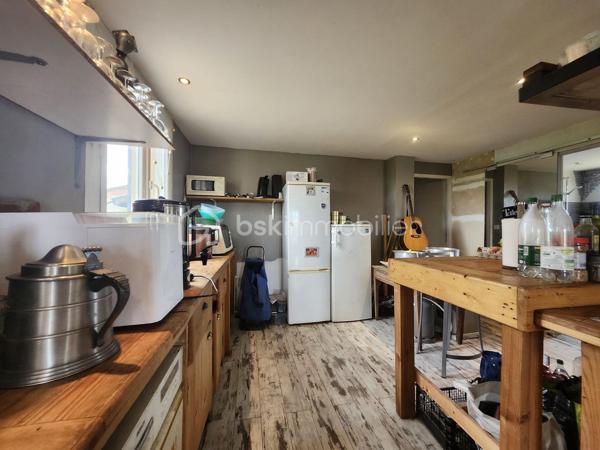 Nadège vous propose à la vente une maison de campagne
baignée de lumière, où chaque matin se lève sur un jardin de
3300 m² à votre entière disposition. Cette propriété, construite
en 1976, vous offre un cadre de vie authentique et paisible, loin
de l’agitation urbaine. Avec ses 127,83 m² de surface habitable,
elle est idéale pour les familles ou ceux qui rêvent d’un espace
généreux et fonctionnel.
Dès l’entrée, vous serez séduit par l’espace ouvert et lumineux
du séjour de 58 m², parfait pour recevoir vos proches ou créer
un coin détente cosy. Les 6 pièces de la maison, dont 4
chambres et 1 bureau, vous promettent un confort optimal pour
une vie quotidienne sereine. La cuisine américaine aménagée
invite à partager des moments culinaires en famille ou entre
amis, tandis que les 2 salles d'eau offrent une intimité
bienvenue.
Les atouts d’une maison à rénover
Cette maison, actuellement libre de toute occupation, est une
toile blanche prête à être transformée selon vos envies. Son
plain-pied la rend accessible à tous, y compris aux personnes à
mobilité réduite, conformément aux normes PMR. Avec ses 2,20
m de hauteur sous plafond, elle offre une impression d’espace
et de grandeur.
Le terrain de 3300 m², entièrement clos, est un véritable havre
de paix. Imaginez des soirées d’été sous les étoiles, des
barbecues entre amis ou simplement un moment de tranquillité
au milieu de la nature. La vue sur la campagne et l’exposition
traversante garantissent une luminosité naturelle tout au long
de la journée.
Côté pratique, la maison dispose d’un garage intérieur pour une
voiture et de plusieurs places de stationnement extérieures. Un
cellier spacieuse vous offre un espace de stockage
supplémentaire, idéal pour ranger vos outils ou vos souvenirs de
voyage.
Que vous souhaitiez en faire votre résidence principale, une
résidence secondaire, cette maison est une pépite à saisir. Son
état intérieur à rénover est une opportunité unique de
personnaliser chaque recoin selon vos goûts et vos besoins.
Un cadre de vie idyllique : entre campagne et tranquillité,
Un espace généreux : 127,83 m² de surface habitable, un séjour/cuisine de 58 m2,
Une cuisine américaine aménagée : pratique et conviviale,
Un accès PMR : une maison accessible à tous.
Proche de la commune de Castelnaud d'Estretefonds en moins
de 10 minutes, vous trouverez plusieurs commerces
(boulangerie, épicerie, primeur).
PRIX 233 200€ FAI charge vendeur
DPE D
GES C