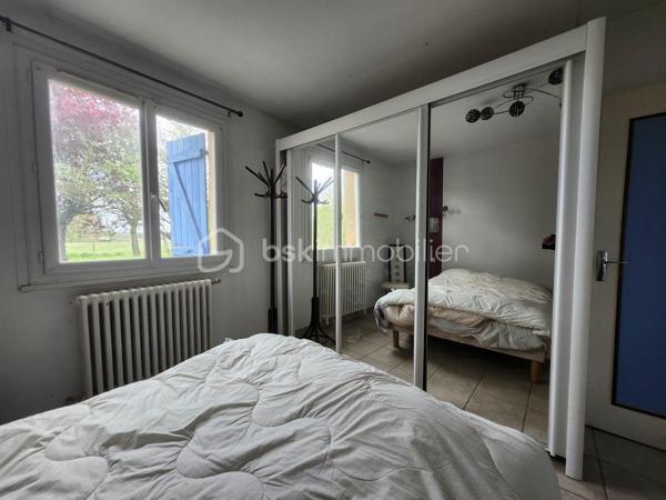 Nadège vous propose à la vente une maison de campagne
baignée de lumière, où chaque matin se lève sur un jardin de
3300 m² à votre entière disposition. Cette propriété, construite
en 1976, vous offre un cadre de vie authentique et paisible, loin
de l’agitation urbaine. Avec ses 127,83 m² de surface habitable,
elle est idéale pour les familles ou ceux qui rêvent d’un espace
généreux et fonctionnel.
Dès l’entrée, vous serez séduit par l’espace ouvert et lumineux
du séjour de 58 m², parfait pour recevoir vos proches ou créer
un coin détente cosy. Les 6 pièces de la maison, dont 4
chambres et 1 bureau, vous promettent un confort optimal pour
une vie quotidienne sereine. La cuisine américaine aménagée
invite à partager des moments culinaires en famille ou entre
amis, tandis que les 2 salles d'eau offrent une intimité
bienvenue.
Les atouts d’une maison à rénover
Cette maison, actuellement libre de toute occupation, est une
toile blanche prête à être transformée selon vos envies. Son
plain-pied la rend accessible à tous, y compris aux personnes à
mobilité réduite, conformément aux normes PMR. Avec ses 2,20
m de hauteur sous plafond, elle offre une impression d’espace
et de grandeur.
Le terrain de 3300 m², entièrement clos, est un véritable havre
de paix. Imaginez des soirées d’été sous les étoiles, des
barbecues entre amis ou simplement un moment de tranquillité
au milieu de la nature. La vue sur la campagne et l’exposition
traversante garantissent une luminosité naturelle tout au long
de la journée.
Côté pratique, la maison dispose d’un garage intérieur pour une
voiture et de plusieurs places de stationnement extérieures. Un
cellier spacieuse vous offre un espace de stockage
supplémentaire, idéal pour ranger vos outils ou vos souvenirs de
voyage.
Que vous souhaitiez en faire votre résidence principale, une
résidence secondaire, cette maison est une pépite à saisir. Son
état intérieur à rénover est une opportunité unique de
personnaliser chaque recoin selon vos goûts et vos besoins.
Un cadre de vie idyllique : entre campagne et tranquillité,
Un espace généreux : 127,83 m² de surface habitable, un séjour/cuisine de 58 m2,
Une cuisine américaine aménagée : pratique et conviviale,
Un accès PMR : une maison accessible à tous.
Proche de la commune de Castelnaud d'Estretefonds en moins
de 10 minutes, vous trouverez plusieurs commerces
(boulangerie, épicerie, primeur).
PRIX 233 200€ FAI charge vendeur
DPE D
GES C