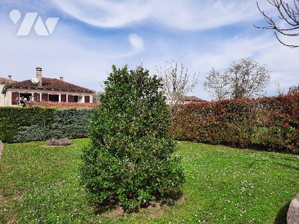 Pavillon sur deux niveaux qui offre deux logements- Jardin, terrasses et grande dépendance  !