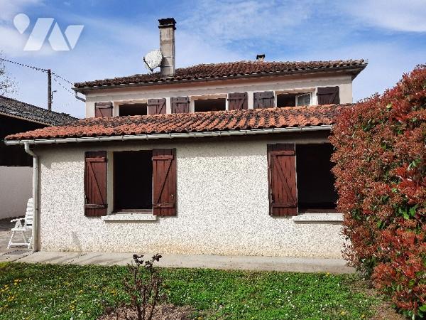 Pavillon sur deux niveaux qui offre deux logements- Jardin, terrasses et grande dépendance  !