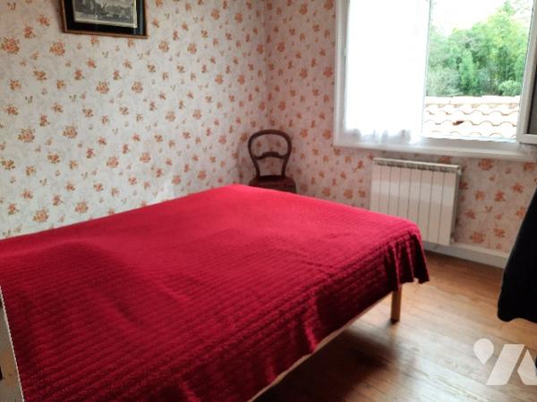 Pavillon sur deux niveaux qui offre deux logements- Jardin, terrasses et grande dépendance  !