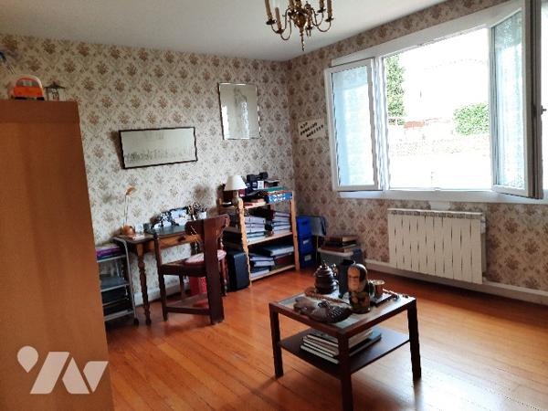 Pavillon sur deux niveaux qui offre deux logements- Jardin, terrasses et grande dépendance  !