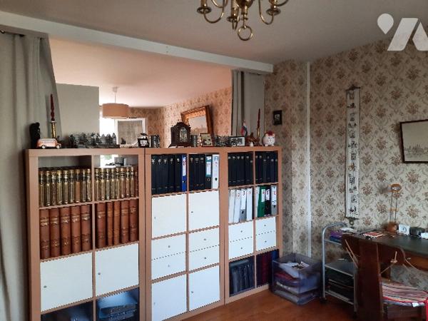 Pavillon sur deux niveaux qui offre deux logements- Jardin, terrasses et grande dépendance  !