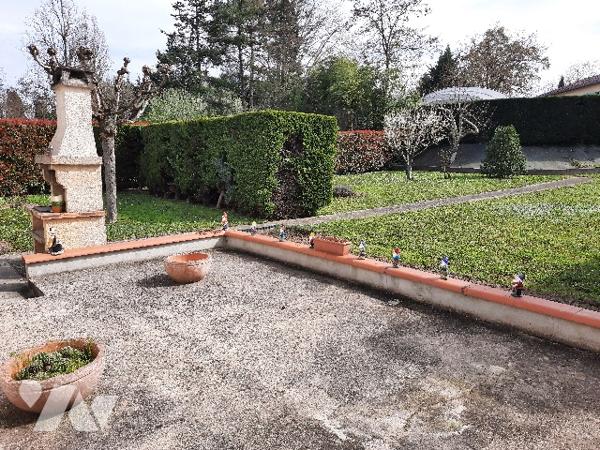 Pavillon sur deux niveaux qui offre deux logements- Jardin, terrasses et grande dépendance  !