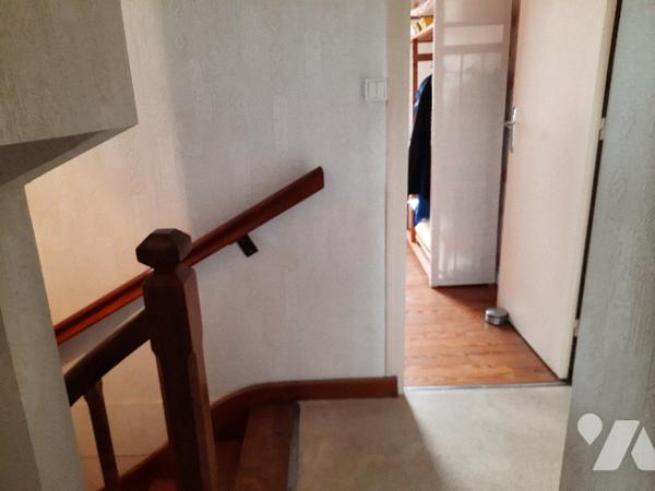 Pavillon sur deux niveaux qui offre deux logements- Jardin, terrasses et grande dépendance  !