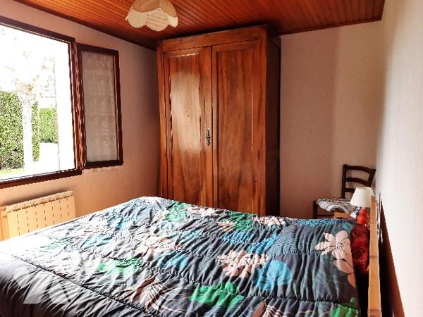 Pavillon sur deux niveaux qui offre deux logements- Jardin, terrasses et grande dépendance  !