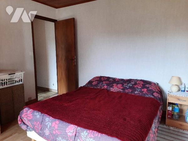 Pavillon sur deux niveaux qui offre deux logements- Jardin, terrasses et grande dépendance  !