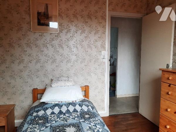 Pavillon sur deux niveaux qui offre deux logements- Jardin, terrasses et grande dépendance  !