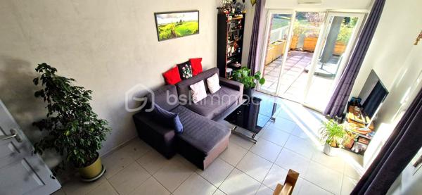 Découvrez en exclusivité ce superbe duplex T3, alliant confort moderne et extérieur privilégié.
Niché au 1er étage d'une résidence sécurisée, cet appartement offre un cadre de vie calme et fonctionnel.

​Côté Jour : Luminosité et Volume

Dès l'entrée, vous disposez d'un espace de rangement optimisé.
La cuisine, entièrement équipée, s'ouvre sur un premier balcon pour vos petits-déjeuners.
La pièce de vie, baignée de lumière, est le véritable cœur de l'appartement : elle se prolonge sur une terrasse spectaculaire de 33m², idéale pour vos moments de détente ou vos réceptions.

Astuce gain de place : un coin bureau a été aménagé sous l’escalier.

​Côté Nuit : Sérénité et Vue Dégagée

À l’étage, le palier dessert deux chambres confortables bénéficiant d'une vue dégagée et sans vis-à-vis direct.
Une salle d’eau  avec douche à l’italienne complète cet espace.

​Les prestations qui font la différence :

​Confort : Un WC par étage pour plus d'intimité.

​Isolation & Économies : Double vitrage et chauffage individuel au gaz.

​Annexes : Une place de parking privée et une cave sont incluses.

​Sécurité : Résidence fermée et sécurisée.

​Le petit plus : Possibilité d'acquérir un garage en sus

​Envie de succomber au charme de ce bien unique ? Contactez-moi dès maintenant pour organiser une visite.
Vidéo disponible sur demande.