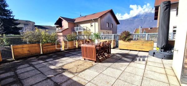 Découvrez en exclusivité ce superbe duplex T3, alliant confort moderne et extérieur privilégié.
Niché au 1er étage d'une résidence sécurisée, cet appartement offre un cadre de vie calme et fonctionnel.

​Côté Jour : Luminosité et Volume

Dès l'entrée, vous disposez d'un espace de rangement optimisé.
La cuisine, entièrement équipée, s'ouvre sur un premier balcon pour vos petits-déjeuners.
La pièce de vie, baignée de lumière, est le véritable cœur de l'appartement : elle se prolonge sur une terrasse spectaculaire de 33m², idéale pour vos moments de détente ou vos réceptions.

Astuce gain de place : un coin bureau a été aménagé sous l’escalier.

​Côté Nuit : Sérénité et Vue Dégagée

À l’étage, le palier dessert deux chambres confortables bénéficiant d'une vue dégagée et sans vis-à-vis direct.
Une salle d’eau  avec douche à l’italienne complète cet espace.

​Les prestations qui font la différence :

​Confort : Un WC par étage pour plus d'intimité.

​Isolation & Économies : Double vitrage et chauffage individuel au gaz.

​Annexes : Une place de parking privée et une cave sont incluses.

​Sécurité : Résidence fermée et sécurisée.

​Le petit plus : Possibilité d'acquérir un garage en sus

​Envie de succomber au charme de ce bien unique ? Contactez-moi dès maintenant pour organiser une visite.
Vidéo disponible sur demande.