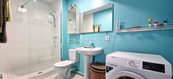 Découvrez en exclusivité ce superbe duplex T3, alliant confort moderne et extérieur privilégié.
Niché au 1er étage d'une résidence sécurisée, cet appartement offre un cadre de vie calme et fonctionnel.

​Côté Jour : Luminosité et Volume

Dès l'entrée, vous disposez d'un espace de rangement optimisé.
La cuisine, entièrement équipée, s'ouvre sur un premier balcon pour vos petits-déjeuners.
La pièce de vie, baignée de lumière, est le véritable cœur de l'appartement : elle se prolonge sur une terrasse spectaculaire de 33m², idéale pour vos moments de détente ou vos réceptions.

Astuce gain de place : un coin bureau a été aménagé sous l’escalier.

​Côté Nuit : Sérénité et Vue Dégagée

À l’étage, le palier dessert deux chambres confortables bénéficiant d'une vue dégagée et sans vis-à-vis direct.
Une salle d’eau  avec douche à l’italienne complète cet espace.

​Les prestations qui font la différence :

​Confort : Un WC par étage pour plus d'intimité.

​Isolation & Économies : Double vitrage et chauffage individuel au gaz.

​Annexes : Une place de parking privée et une cave sont incluses.

​Sécurité : Résidence fermée et sécurisée.

​Le petit plus : Possibilité d'acquérir un garage en sus

​Envie de succomber au charme de ce bien unique ? Contactez-moi dès maintenant pour organiser une visite.
Vidéo disponible sur demande.