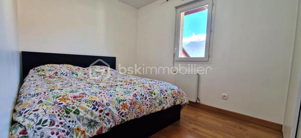 Découvrez en exclusivité ce superbe duplex T3, alliant confort moderne et extérieur privilégié.
Niché au 1er étage d'une résidence sécurisée, cet appartement offre un cadre de vie calme et fonctionnel.

​Côté Jour : Luminosité et Volume

Dès l'entrée, vous disposez d'un espace de rangement optimisé.
La cuisine, entièrement équipée, s'ouvre sur un premier balcon pour vos petits-déjeuners.
La pièce de vie, baignée de lumière, est le véritable cœur de l'appartement : elle se prolonge sur une terrasse spectaculaire de 33m², idéale pour vos moments de détente ou vos réceptions.

Astuce gain de place : un coin bureau a été aménagé sous l’escalier.

​Côté Nuit : Sérénité et Vue Dégagée

À l’étage, le palier dessert deux chambres confortables bénéficiant d'une vue dégagée et sans vis-à-vis direct.
Une salle d’eau  avec douche à l’italienne complète cet espace.

​Les prestations qui font la différence :

​Confort : Un WC par étage pour plus d'intimité.

​Isolation & Économies : Double vitrage et chauffage individuel au gaz.

​Annexes : Une place de parking privée et une cave sont incluses.

​Sécurité : Résidence fermée et sécurisée.

​Le petit plus : Possibilité d'acquérir un garage en sus

​Envie de succomber au charme de ce bien unique ? Contactez-moi dès maintenant pour organiser une visite.
Vidéo disponible sur demande.