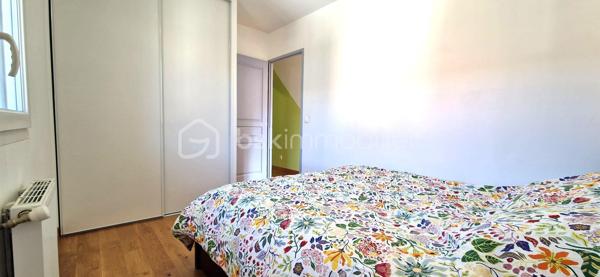 Découvrez en exclusivité ce superbe duplex T3, alliant confort moderne et extérieur privilégié.
Niché au 1er étage d'une résidence sécurisée, cet appartement offre un cadre de vie calme et fonctionnel.

​Côté Jour : Luminosité et Volume

Dès l'entrée, vous disposez d'un espace de rangement optimisé.
La cuisine, entièrement équipée, s'ouvre sur un premier balcon pour vos petits-déjeuners.
La pièce de vie, baignée de lumière, est le véritable cœur de l'appartement : elle se prolonge sur une terrasse spectaculaire de 33m², idéale pour vos moments de détente ou vos réceptions.

Astuce gain de place : un coin bureau a été aménagé sous l’escalier.

​Côté Nuit : Sérénité et Vue Dégagée

À l’étage, le palier dessert deux chambres confortables bénéficiant d'une vue dégagée et sans vis-à-vis direct.
Une salle d’eau  avec douche à l’italienne complète cet espace.

​Les prestations qui font la différence :

​Confort : Un WC par étage pour plus d'intimité.

​Isolation & Économies : Double vitrage et chauffage individuel au gaz.

​Annexes : Une place de parking privée et une cave sont incluses.

​Sécurité : Résidence fermée et sécurisée.

​Le petit plus : Possibilité d'acquérir un garage en sus

​Envie de succomber au charme de ce bien unique ? Contactez-moi dès maintenant pour organiser une visite.
Vidéo disponible sur demande.