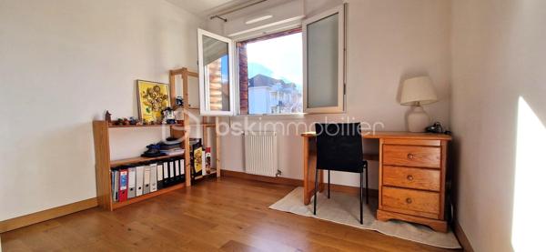 Découvrez en exclusivité ce superbe duplex T3, alliant confort moderne et extérieur privilégié.
Niché au 1er étage d'une résidence sécurisée, cet appartement offre un cadre de vie calme et fonctionnel.

​Côté Jour : Luminosité et Volume

Dès l'entrée, vous disposez d'un espace de rangement optimisé.
La cuisine, entièrement équipée, s'ouvre sur un premier balcon pour vos petits-déjeuners.
La pièce de vie, baignée de lumière, est le véritable cœur de l'appartement : elle se prolonge sur une terrasse spectaculaire de 33m², idéale pour vos moments de détente ou vos réceptions.

Astuce gain de place : un coin bureau a été aménagé sous l’escalier.

​Côté Nuit : Sérénité et Vue Dégagée

À l’étage, le palier dessert deux chambres confortables bénéficiant d'une vue dégagée et sans vis-à-vis direct.
Une salle d’eau  avec douche à l’italienne complète cet espace.

​Les prestations qui font la différence :

​Confort : Un WC par étage pour plus d'intimité.

​Isolation & Économies : Double vitrage et chauffage individuel au gaz.

​Annexes : Une place de parking privée et une cave sont incluses.

​Sécurité : Résidence fermée et sécurisée.

​Le petit plus : Possibilité d'acquérir un garage en sus

​Envie de succomber au charme de ce bien unique ? Contactez-moi dès maintenant pour organiser une visite.
Vidéo disponible sur demande.