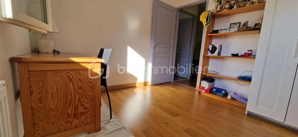 Découvrez en exclusivité ce superbe duplex T3, alliant confort moderne et extérieur privilégié.
Niché au 1er étage d'une résidence sécurisée, cet appartement offre un cadre de vie calme et fonctionnel.

​Côté Jour : Luminosité et Volume

Dès l'entrée, vous disposez d'un espace de rangement optimisé.
La cuisine, entièrement équipée, s'ouvre sur un premier balcon pour vos petits-déjeuners.
La pièce de vie, baignée de lumière, est le véritable cœur de l'appartement : elle se prolonge sur une terrasse spectaculaire de 33m², idéale pour vos moments de détente ou vos réceptions.

Astuce gain de place : un coin bureau a été aménagé sous l’escalier.

​Côté Nuit : Sérénité et Vue Dégagée

À l’étage, le palier dessert deux chambres confortables bénéficiant d'une vue dégagée et sans vis-à-vis direct.
Une salle d’eau  avec douche à l’italienne complète cet espace.

​Les prestations qui font la différence :

​Confort : Un WC par étage pour plus d'intimité.

​Isolation & Économies : Double vitrage et chauffage individuel au gaz.

​Annexes : Une place de parking privée et une cave sont incluses.

​Sécurité : Résidence fermée et sécurisée.

​Le petit plus : Possibilité d'acquérir un garage en sus

​Envie de succomber au charme de ce bien unique ? Contactez-moi dès maintenant pour organiser une visite.
Vidéo disponible sur demande.