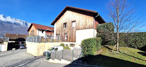 Découvrez en exclusivité ce superbe duplex T3, alliant confort moderne et extérieur privilégié.
Niché au 1er étage d'une résidence sécurisée, cet appartement offre un cadre de vie calme et fonctionnel.

​Côté Jour : Luminosité et Volume

Dès l'entrée, vous disposez d'un espace de rangement optimisé.
La cuisine, entièrement équipée, s'ouvre sur un premier balcon pour vos petits-déjeuners.
La pièce de vie, baignée de lumière, est le véritable cœur de l'appartement : elle se prolonge sur une terrasse spectaculaire de 33m², idéale pour vos moments de détente ou vos réceptions.

Astuce gain de place : un coin bureau a été aménagé sous l’escalier.

​Côté Nuit : Sérénité et Vue Dégagée

À l’étage, le palier dessert deux chambres confortables bénéficiant d'une vue dégagée et sans vis-à-vis direct.
Une salle d’eau  avec douche à l’italienne complète cet espace.

​Les prestations qui font la différence :

​Confort : Un WC par étage pour plus d'intimité.

​Isolation & Économies : Double vitrage et chauffage individuel au gaz.

​Annexes : Une place de parking privée et une cave sont incluses.

​Sécurité : Résidence fermée et sécurisée.

​Le petit plus : Possibilité d'acquérir un garage en sus

​Envie de succomber au charme de ce bien unique ? Contactez-moi dès maintenant pour organiser une visite.
Vidéo disponible sur demande.