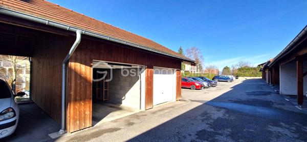 Découvrez en exclusivité ce superbe duplex T3, alliant confort moderne et extérieur privilégié.
Niché au 1er étage d'une résidence sécurisée, cet appartement offre un cadre de vie calme et fonctionnel.

​Côté Jour : Luminosité et Volume

Dès l'entrée, vous disposez d'un espace de rangement optimisé.
La cuisine, entièrement équipée, s'ouvre sur un premier balcon pour vos petits-déjeuners.
La pièce de vie, baignée de lumière, est le véritable cœur de l'appartement : elle se prolonge sur une terrasse spectaculaire de 33m², idéale pour vos moments de détente ou vos réceptions.

Astuce gain de place : un coin bureau a été aménagé sous l’escalier.

​Côté Nuit : Sérénité et Vue Dégagée

À l’étage, le palier dessert deux chambres confortables bénéficiant d'une vue dégagée et sans vis-à-vis direct.
Une salle d’eau  avec douche à l’italienne complète cet espace.

​Les prestations qui font la différence :

​Confort : Un WC par étage pour plus d'intimité.

​Isolation & Économies : Double vitrage et chauffage individuel au gaz.

​Annexes : Une place de parking privée et une cave sont incluses.

​Sécurité : Résidence fermée et sécurisée.

​Le petit plus : Possibilité d'acquérir un garage en sus

​Envie de succomber au charme de ce bien unique ? Contactez-moi dès maintenant pour organiser une visite.
Vidéo disponible sur demande.