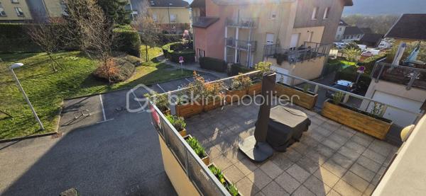 Découvrez en exclusivité ce superbe duplex T3, alliant confort moderne et extérieur privilégié.
Niché au 1er étage d'une résidence sécurisée, cet appartement offre un cadre de vie calme et fonctionnel.

​Côté Jour : Luminosité et Volume

Dès l'entrée, vous disposez d'un espace de rangement optimisé.
La cuisine, entièrement équipée, s'ouvre sur un premier balcon pour vos petits-déjeuners.
La pièce de vie, baignée de lumière, est le véritable cœur de l'appartement : elle se prolonge sur une terrasse spectaculaire de 33m², idéale pour vos moments de détente ou vos réceptions.

Astuce gain de place : un coin bureau a été aménagé sous l’escalier.

​Côté Nuit : Sérénité et Vue Dégagée

À l’étage, le palier dessert deux chambres confortables bénéficiant d'une vue dégagée et sans vis-à-vis direct.
Une salle d’eau  avec douche à l’italienne complète cet espace.

​Les prestations qui font la différence :

​Confort : Un WC par étage pour plus d'intimité.

​Isolation & Économies : Double vitrage et chauffage individuel au gaz.

​Annexes : Une place de parking privée et une cave sont incluses.

​Sécurité : Résidence fermée et sécurisée.

​Le petit plus : Possibilité d'acquérir un garage en sus

​Envie de succomber au charme de ce bien unique ? Contactez-moi dès maintenant pour organiser une visite.
Vidéo disponible sur demande.