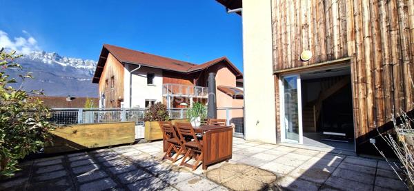 Découvrez en exclusivité ce superbe duplex T3, alliant confort moderne et extérieur privilégié.
Niché au 1er étage d'une résidence sécurisée, cet appartement offre un cadre de vie calme et fonctionnel.

​Côté Jour : Luminosité et Volume

Dès l'entrée, vous disposez d'un espace de rangement optimisé.
La cuisine, entièrement équipée, s'ouvre sur un premier balcon pour vos petits-déjeuners.
La pièce de vie, baignée de lumière, est le véritable cœur de l'appartement : elle se prolonge sur une terrasse spectaculaire de 33m², idéale pour vos moments de détente ou vos réceptions.

Astuce gain de place : un coin bureau a été aménagé sous l’escalier.

​Côté Nuit : Sérénité et Vue Dégagée

À l’étage, le palier dessert deux chambres confortables bénéficiant d'une vue dégagée et sans vis-à-vis direct.
Une salle d’eau  avec douche à l’italienne complète cet espace.

​Les prestations qui font la différence :

​Confort : Un WC par étage pour plus d'intimité.

​Isolation & Économies : Double vitrage et chauffage individuel au gaz.

​Annexes : Une place de parking privée et une cave sont incluses.

​Sécurité : Résidence fermée et sécurisée.

​Le petit plus : Possibilité d'acquérir un garage en sus

​Envie de succomber au charme de ce bien unique ? Contactez-moi dès maintenant pour organiser une visite.
Vidéo disponible sur demande.