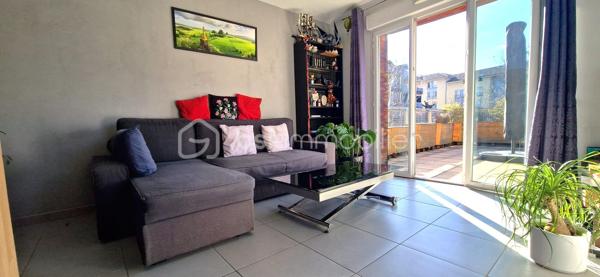 Découvrez en exclusivité ce superbe duplex T3, alliant confort moderne et extérieur privilégié.
Niché au 1er étage d'une résidence sécurisée, cet appartement offre un cadre de vie calme et fonctionnel.

​Côté Jour : Luminosité et Volume

Dès l'entrée, vous disposez d'un espace de rangement optimisé.
La cuisine, entièrement équipée, s'ouvre sur un premier balcon pour vos petits-déjeuners.
La pièce de vie, baignée de lumière, est le véritable cœur de l'appartement : elle se prolonge sur une terrasse spectaculaire de 33m², idéale pour vos moments de détente ou vos réceptions.

Astuce gain de place : un coin bureau a été aménagé sous l’escalier.

​Côté Nuit : Sérénité et Vue Dégagée

À l’étage, le palier dessert deux chambres confortables bénéficiant d'une vue dégagée et sans vis-à-vis direct.
Une salle d’eau  avec douche à l’italienne complète cet espace.

​Les prestations qui font la différence :

​Confort : Un WC par étage pour plus d'intimité.

​Isolation & Économies : Double vitrage et chauffage individuel au gaz.

​Annexes : Une place de parking privée et une cave sont incluses.

​Sécurité : Résidence fermée et sécurisée.

​Le petit plus : Possibilité d'acquérir un garage en sus

​Envie de succomber au charme de ce bien unique ? Contactez-moi dès maintenant pour organiser une visite.
Vidéo disponible sur demande.