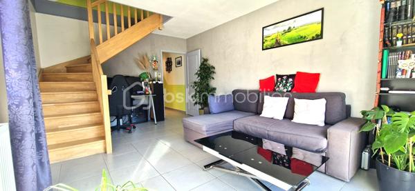 Découvrez en exclusivité ce superbe duplex T3, alliant confort moderne et extérieur privilégié.
Niché au 1er étage d'une résidence sécurisée, cet appartement offre un cadre de vie calme et fonctionnel.

​Côté Jour : Luminosité et Volume

Dès l'entrée, vous disposez d'un espace de rangement optimisé.
La cuisine, entièrement équipée, s'ouvre sur un premier balcon pour vos petits-déjeuners.
La pièce de vie, baignée de lumière, est le véritable cœur de l'appartement : elle se prolonge sur une terrasse spectaculaire de 33m², idéale pour vos moments de détente ou vos réceptions.

Astuce gain de place : un coin bureau a été aménagé sous l’escalier.

​Côté Nuit : Sérénité et Vue Dégagée

À l’étage, le palier dessert deux chambres confortables bénéficiant d'une vue dégagée et sans vis-à-vis direct.
Une salle d’eau  avec douche à l’italienne complète cet espace.

​Les prestations qui font la différence :

​Confort : Un WC par étage pour plus d'intimité.

​Isolation & Économies : Double vitrage et chauffage individuel au gaz.

​Annexes : Une place de parking privée et une cave sont incluses.

​Sécurité : Résidence fermée et sécurisée.

​Le petit plus : Possibilité d'acquérir un garage en sus

​Envie de succomber au charme de ce bien unique ? Contactez-moi dès maintenant pour organiser une visite.
Vidéo disponible sur demande.