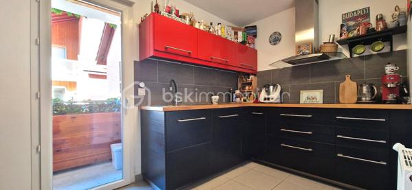 Découvrez en exclusivité ce superbe duplex T3, alliant confort moderne et extérieur privilégié.
Niché au 1er étage d'une résidence sécurisée, cet appartement offre un cadre de vie calme et fonctionnel.

​Côté Jour : Luminosité et Volume

Dès l'entrée, vous disposez d'un espace de rangement optimisé.
La cuisine, entièrement équipée, s'ouvre sur un premier balcon pour vos petits-déjeuners.
La pièce de vie, baignée de lumière, est le véritable cœur de l'appartement : elle se prolonge sur une terrasse spectaculaire de 33m², idéale pour vos moments de détente ou vos réceptions.

Astuce gain de place : un coin bureau a été aménagé sous l’escalier.

​Côté Nuit : Sérénité et Vue Dégagée

À l’étage, le palier dessert deux chambres confortables bénéficiant d'une vue dégagée et sans vis-à-vis direct.
Une salle d’eau  avec douche à l’italienne complète cet espace.

​Les prestations qui font la différence :

​Confort : Un WC par étage pour plus d'intimité.

​Isolation & Économies : Double vitrage et chauffage individuel au gaz.

​Annexes : Une place de parking privée et une cave sont incluses.

​Sécurité : Résidence fermée et sécurisée.

​Le petit plus : Possibilité d'acquérir un garage en sus

​Envie de succomber au charme de ce bien unique ? Contactez-moi dès maintenant pour organiser une visite.
Vidéo disponible sur demande.