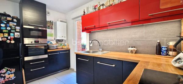 Découvrez en exclusivité ce superbe duplex T3, alliant confort moderne et extérieur privilégié.
Niché au 1er étage d'une résidence sécurisée, cet appartement offre un cadre de vie calme et fonctionnel.

​Côté Jour : Luminosité et Volume

Dès l'entrée, vous disposez d'un espace de rangement optimisé.
La cuisine, entièrement équipée, s'ouvre sur un premier balcon pour vos petits-déjeuners.
La pièce de vie, baignée de lumière, est le véritable cœur de l'appartement : elle se prolonge sur une terrasse spectaculaire de 33m², idéale pour vos moments de détente ou vos réceptions.

Astuce gain de place : un coin bureau a été aménagé sous l’escalier.

​Côté Nuit : Sérénité et Vue Dégagée

À l’étage, le palier dessert deux chambres confortables bénéficiant d'une vue dégagée et sans vis-à-vis direct.
Une salle d’eau  avec douche à l’italienne complète cet espace.

​Les prestations qui font la différence :

​Confort : Un WC par étage pour plus d'intimité.

​Isolation & Économies : Double vitrage et chauffage individuel au gaz.

​Annexes : Une place de parking privée et une cave sont incluses.

​Sécurité : Résidence fermée et sécurisée.

​Le petit plus : Possibilité d'acquérir un garage en sus

​Envie de succomber au charme de ce bien unique ? Contactez-moi dès maintenant pour organiser une visite.
Vidéo disponible sur demande.